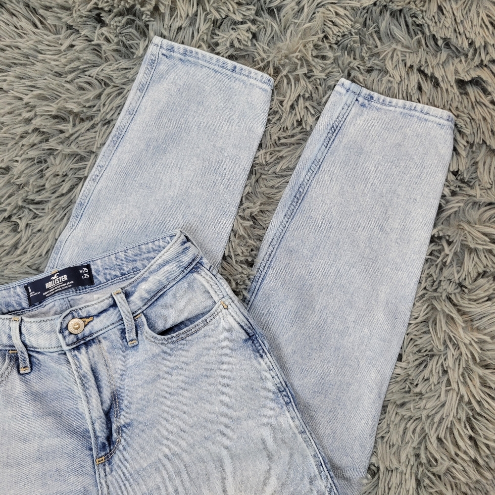 Lightwash Hollister Curvy High-Rise Mom Jean - Picture 6 of 7